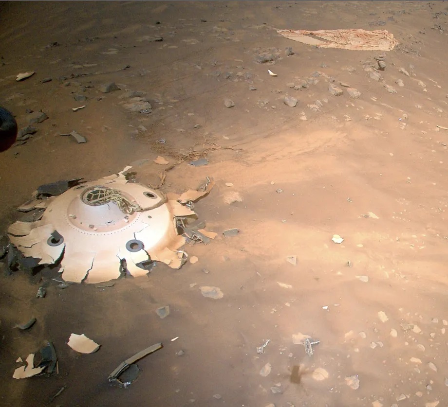 Vrtulník Ingenuity na Marsu vyfotil následky „sedmi minut hrůzy“
