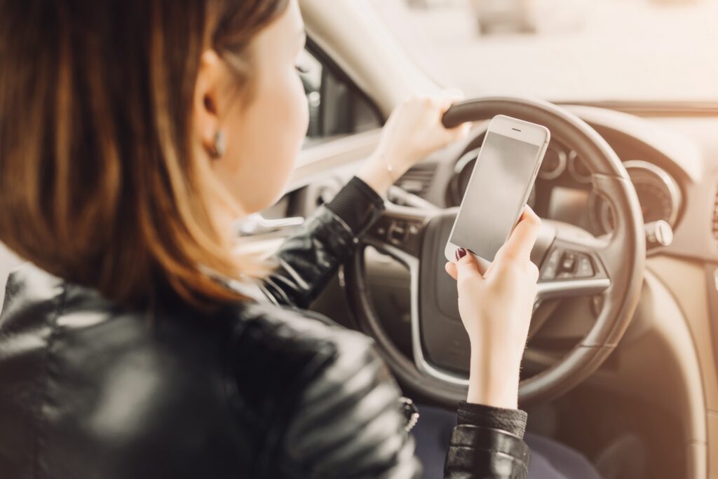 Žena, auto, iPhone