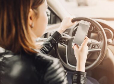 Žena, auto, iPhone