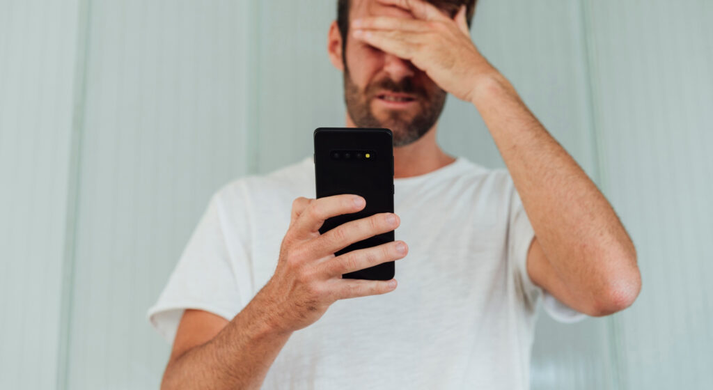 Překvapený muž, telefon