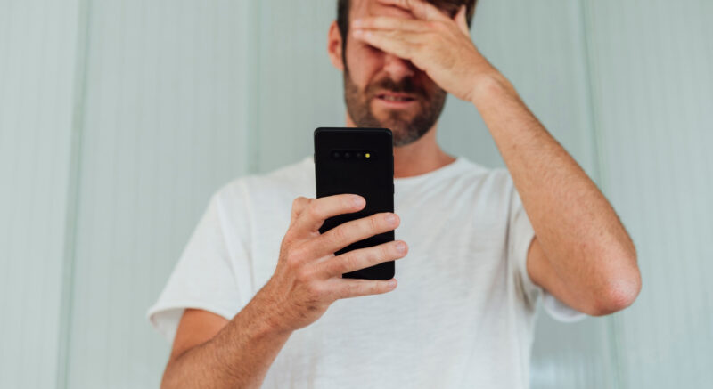 Překvapený muž, telefon