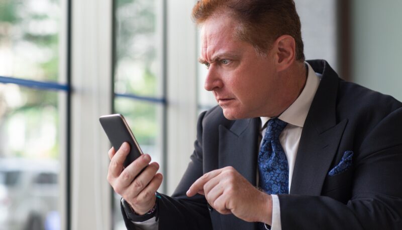 Muž, telefon