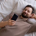 Muž, telefon