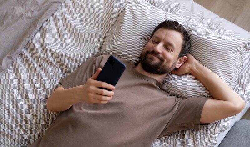 Muž, telefon