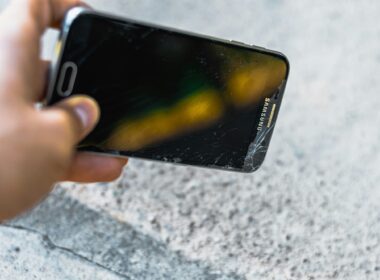 Telefon s prasklým displejem